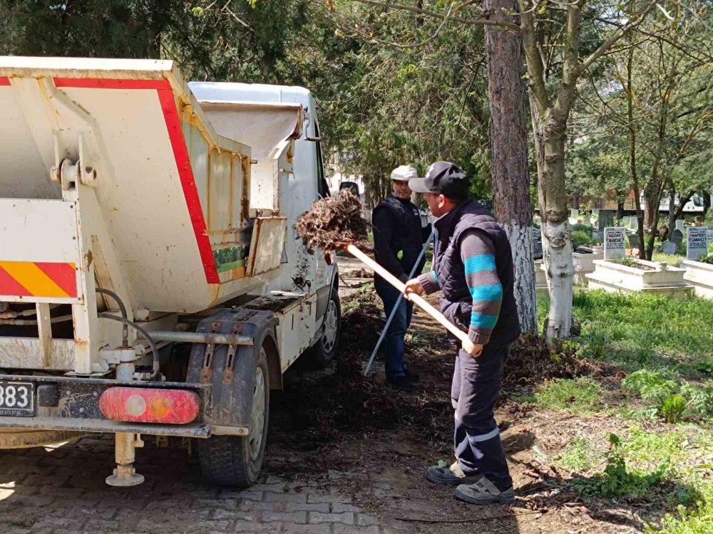 İlçe Mezarlığı Temizlendi