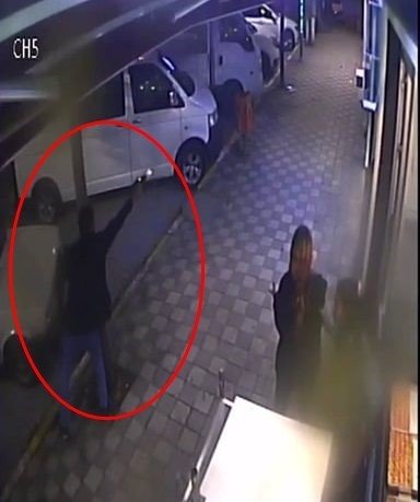 Kadınlar tartıştı, kocaları sokak ortasında tartıştı