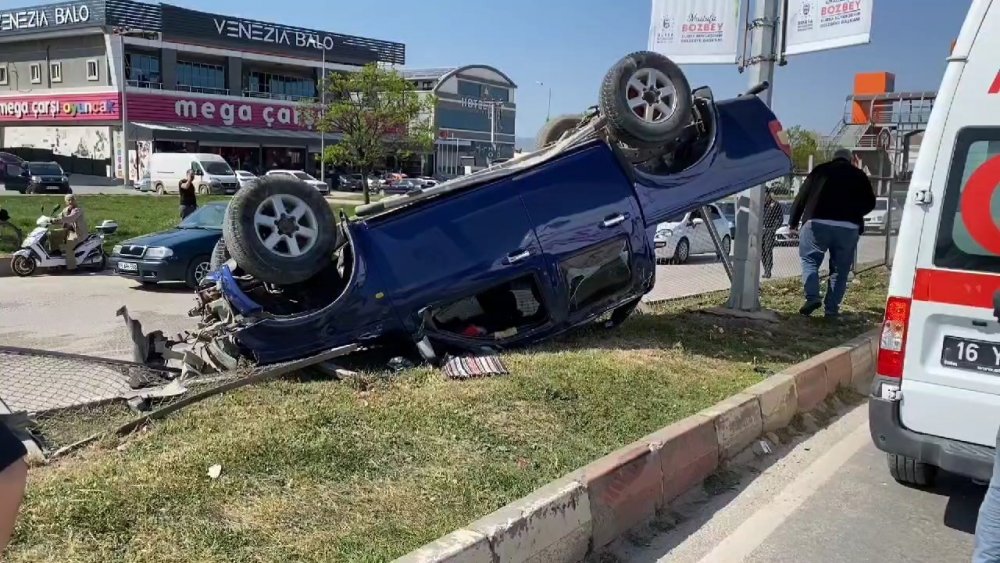 Kamyonet Düz Yolda Takla Attı