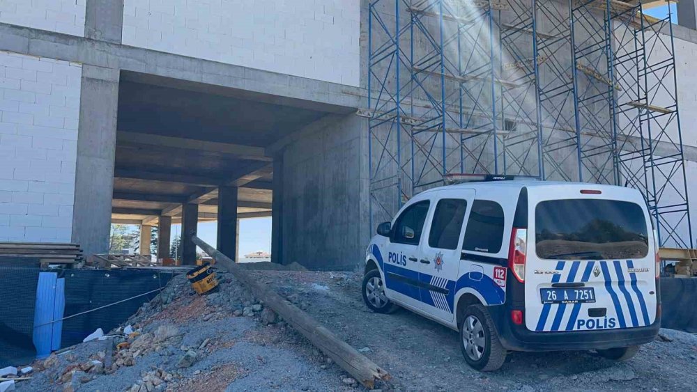 Yüksekten Düşen İnşaat İşçisi Yaralandı