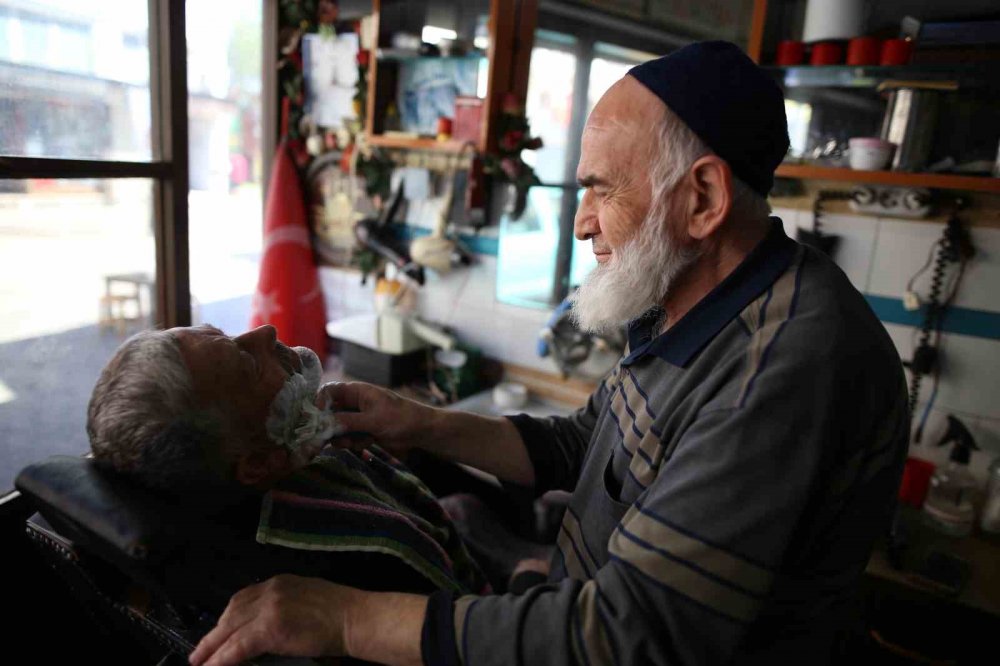 100 Yıllık Dükkanında Bir Ömrünü Mesleğine Adadı