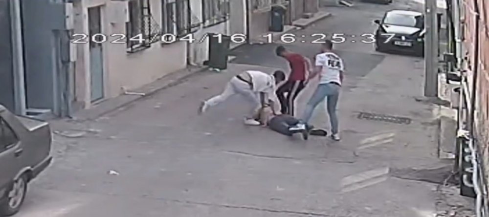 Bursa’da 3 Genç Tartıştıkları Kişiyi Öldüresiye Dövdü
