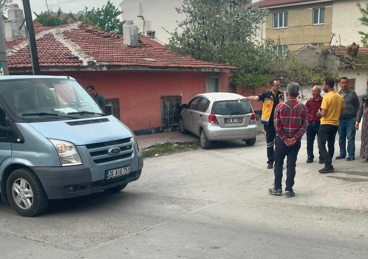 Minibüsle Çarpışan Otomobil Evin Duvarına Çarparak Durabildi