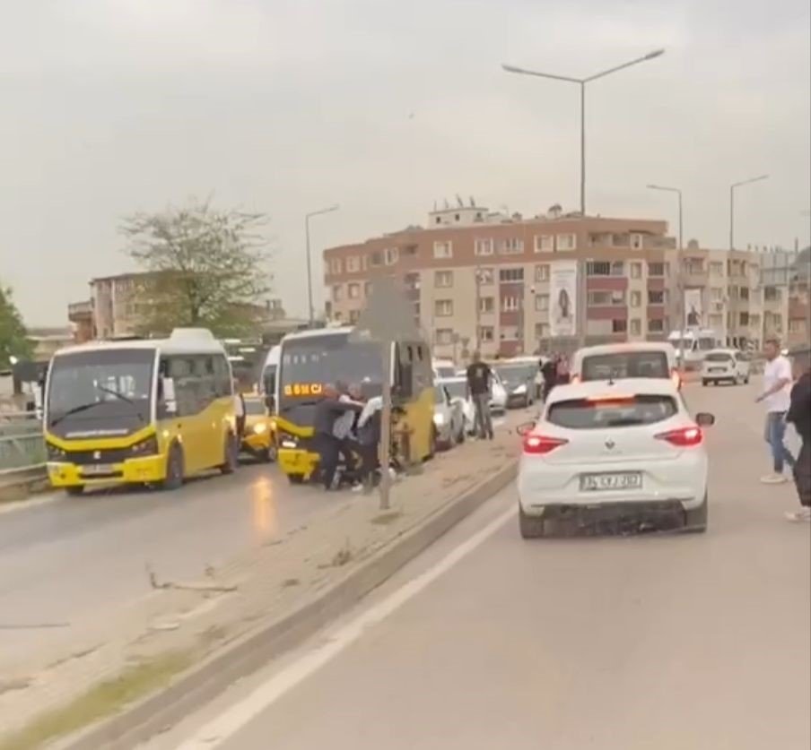 Trafikte Yol Verme Kavgası