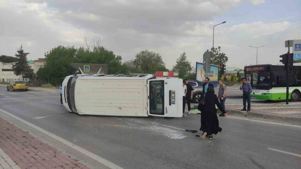 Hafif Ticari Aracın Çarptığı Tır Refüje Daldı : 1 Yaralı