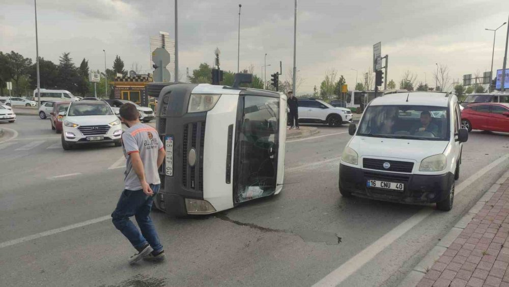 Hafif Ticari Aracın Çarptığı Tır Refüje Daldı : 1 Yaralı