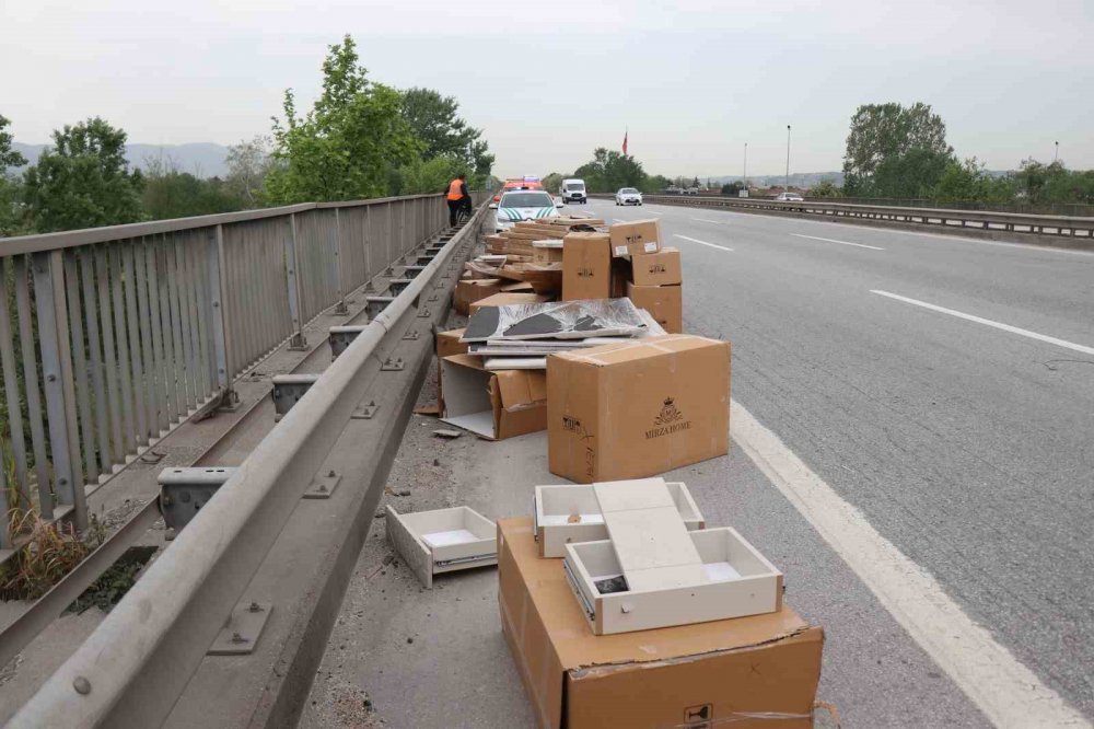 Tekeri Patlayan Tıra Arkadan Çarptı, Mobilya Malzemeleri Otoyola Döküldü