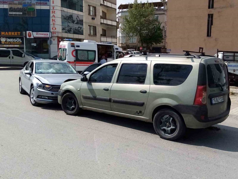 İki Araç Kafa Kafaya Çarpıştı:  4 Yaralı