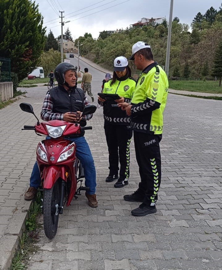 Polis Ekipleri Kasksız Sürücülere Göz Açtırmıyor