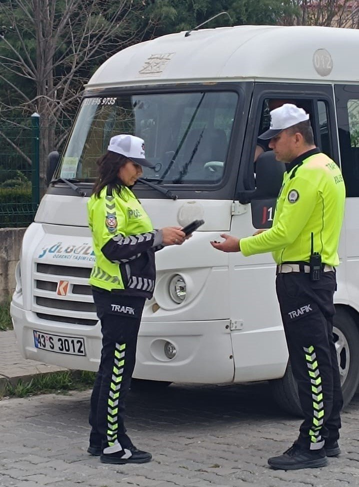 Polis Ekipleri Kasksız Sürücülere Göz Açtırmıyor