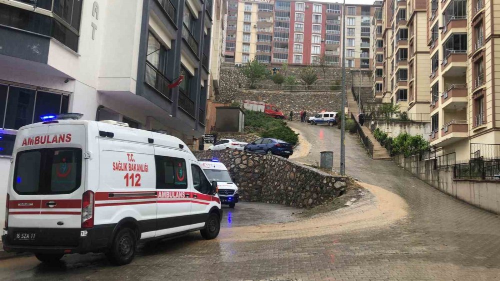 İstinat Duvarı Apartmanın Üzerine Çöktü, 2 Kişi Yaralandı