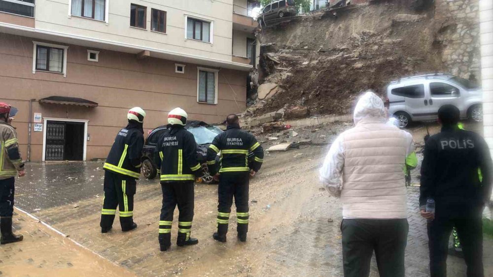 İstinat Duvarı Apartmanın Üzerine Çöktü, 2 Kişi Yaralandı