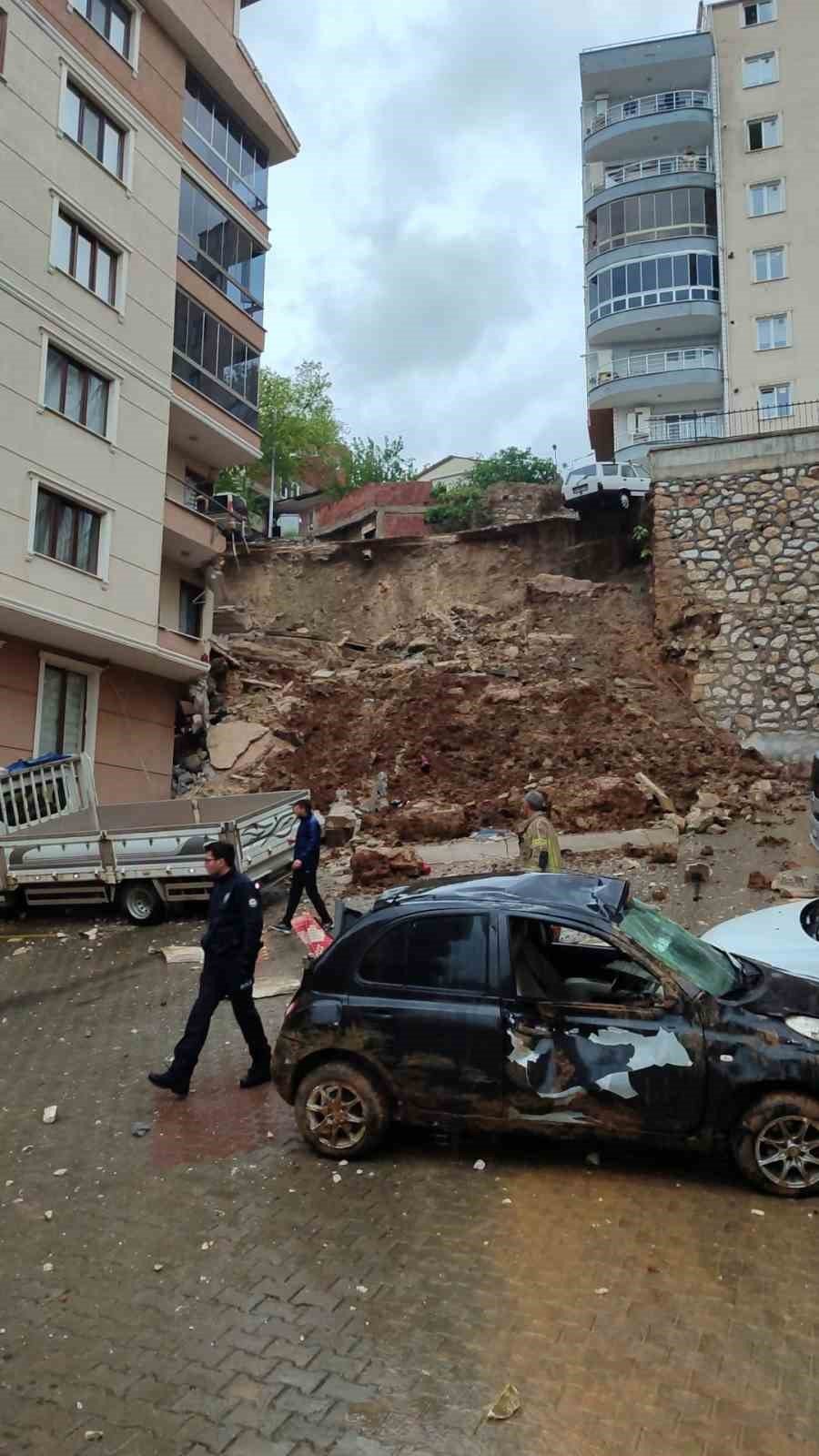 İstinat Duvarı Apartmanın Üzerine Çöktü, 2 Kişi Yaralandı