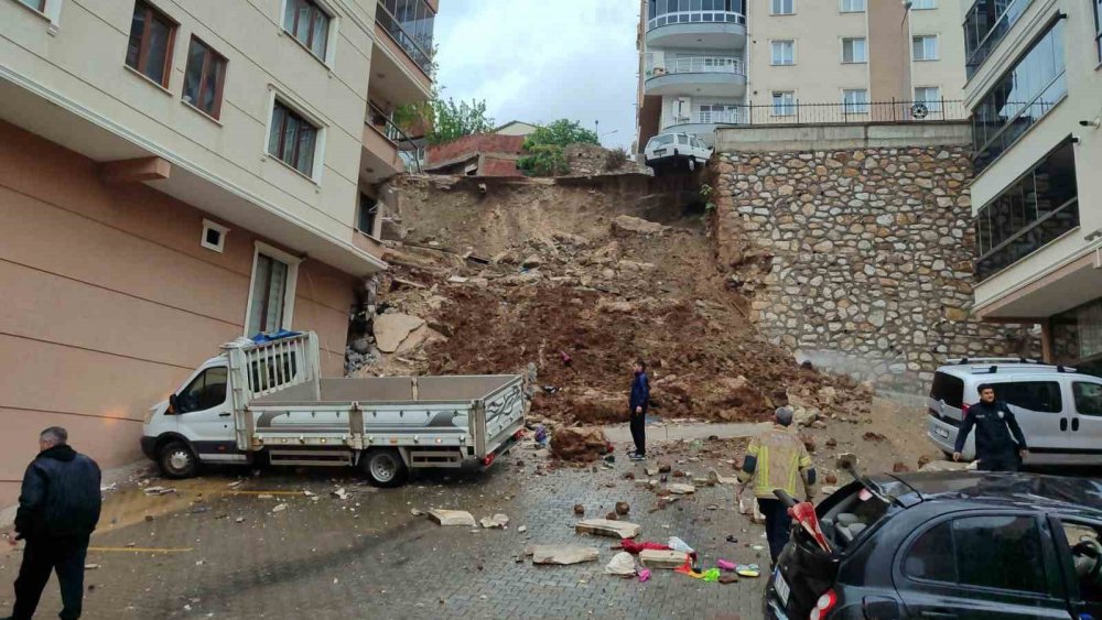 İstinat Duvarı Apartmanın Üzerine Çöktü, 2 Kişi Yaralandı