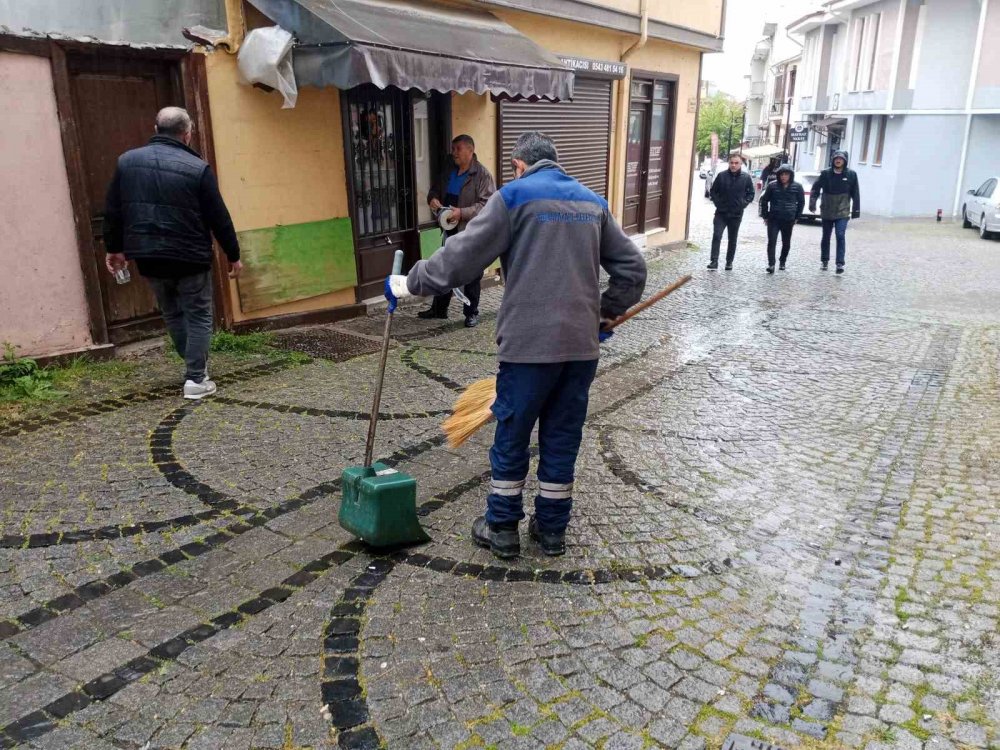 Kuvvetli Rüzgar Ve Fırtına Binanın Straforlarını Uçurdu