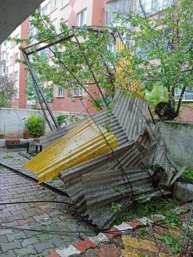 Çardak Fırtınada Yerle Bir Oldu