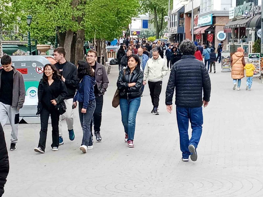 Rüzgar Ve Yağış Çarşıdaki Yoğunluğa Engel Olmadı