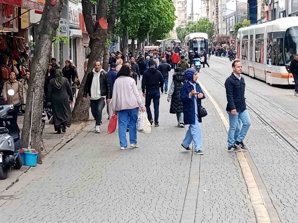 Rüzgar Ve Yağış Çarşıdaki Yoğunluğa Engel Olmadı