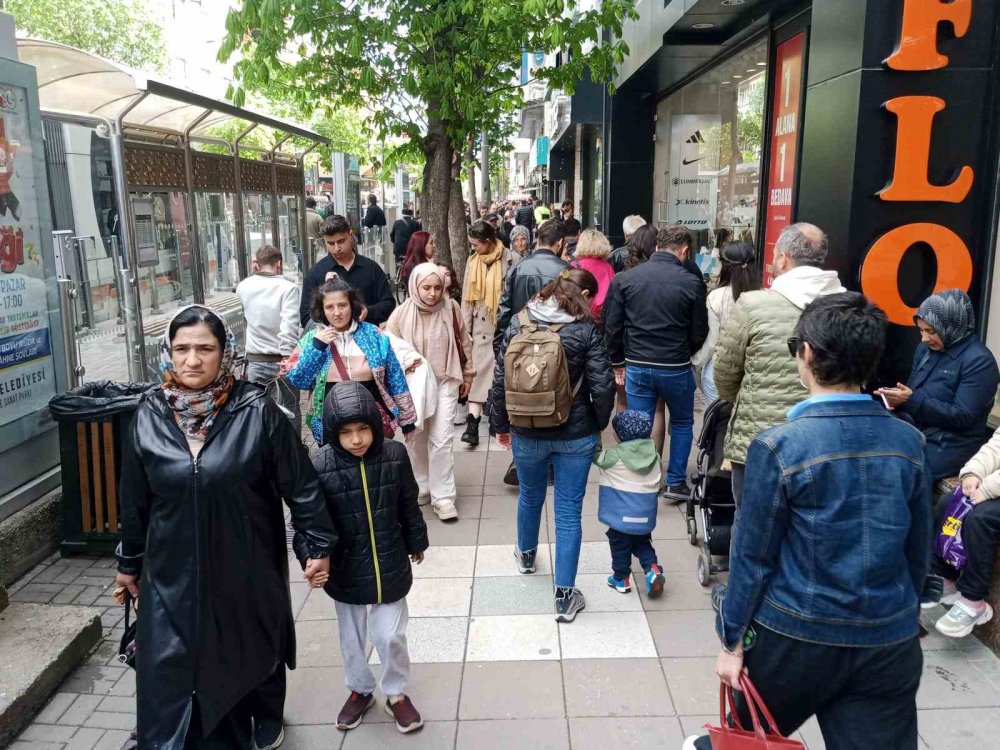 Rüzgar Ve Yağış Çarşıdaki Yoğunluğa Engel Olmadı