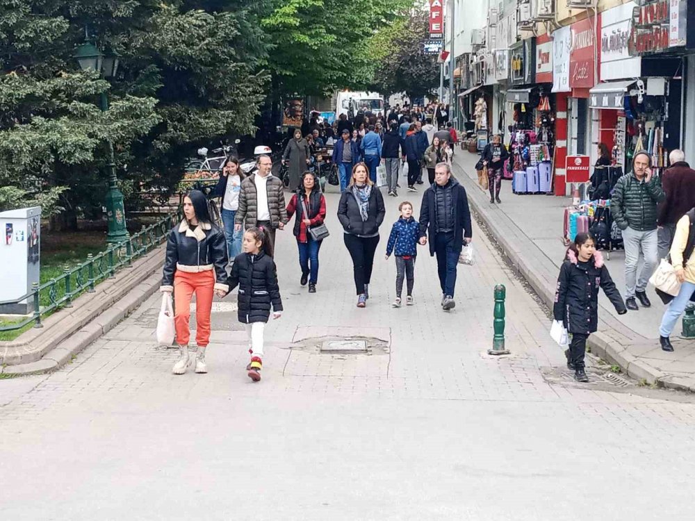 Rüzgar Ve Yağış Çarşıdaki Yoğunluğa Engel Olmadı