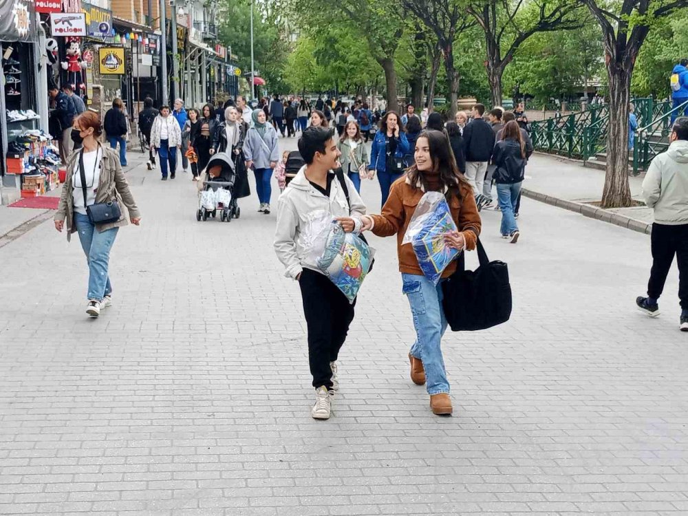 Rüzgar Ve Yağış Çarşıdaki Yoğunluğa Engel Olmadı