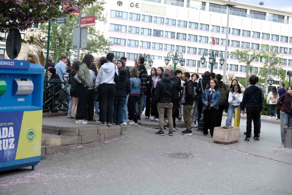 Yağmurlu Ve Rüzgarlı Havaya Rağmen Gondol Sırası Oluşturdular