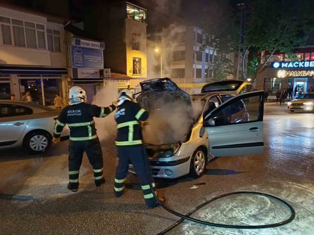 Seyir Halindeki Araç Alev Aldı