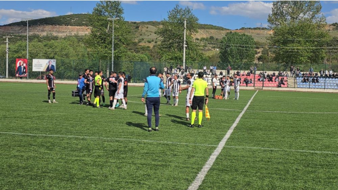 futbolcular-tekme-tokat-birbirlerine-girdi2.jpg