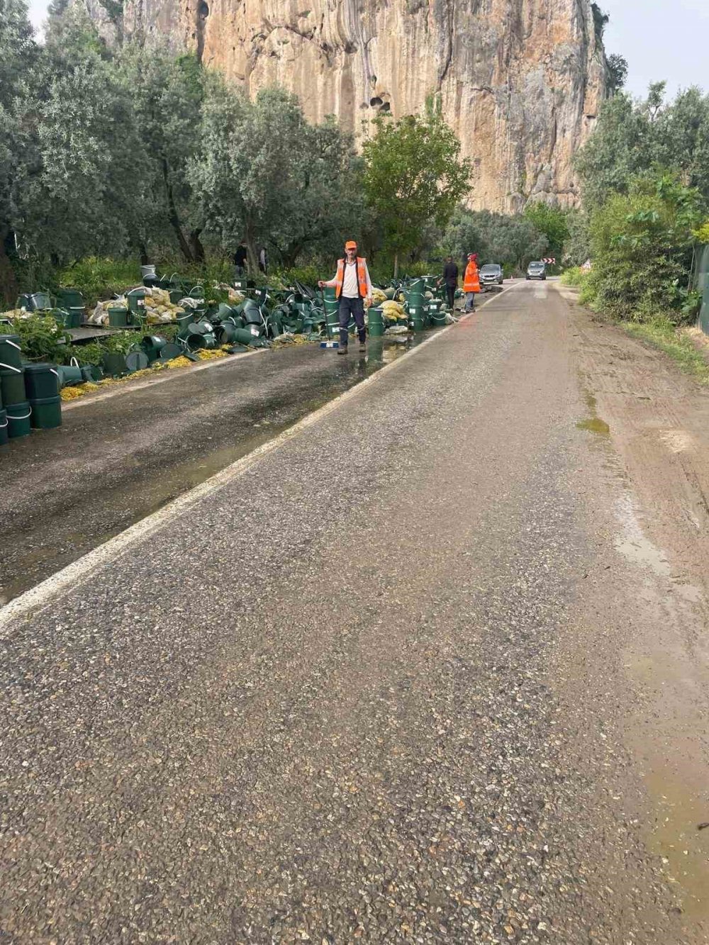 Turşu Yüklü Tır Devrildi, Karayolu Turşu Bidonlarıyla Doldu