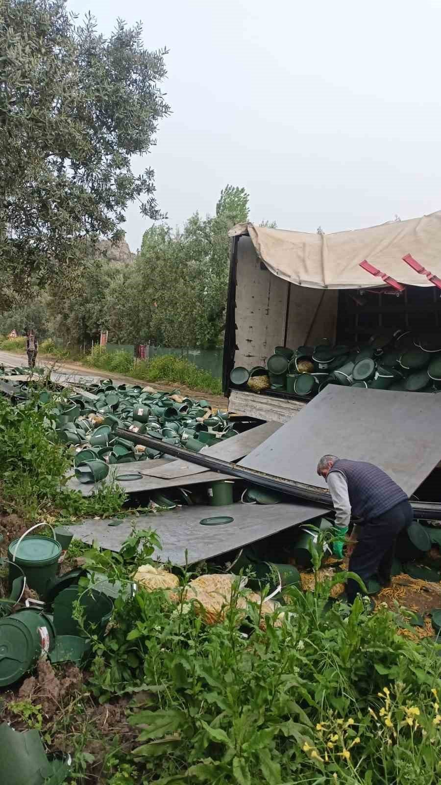 Turşu Yüklü Tır Devrildi, Karayolu Turşu Bidonlarıyla Doldu