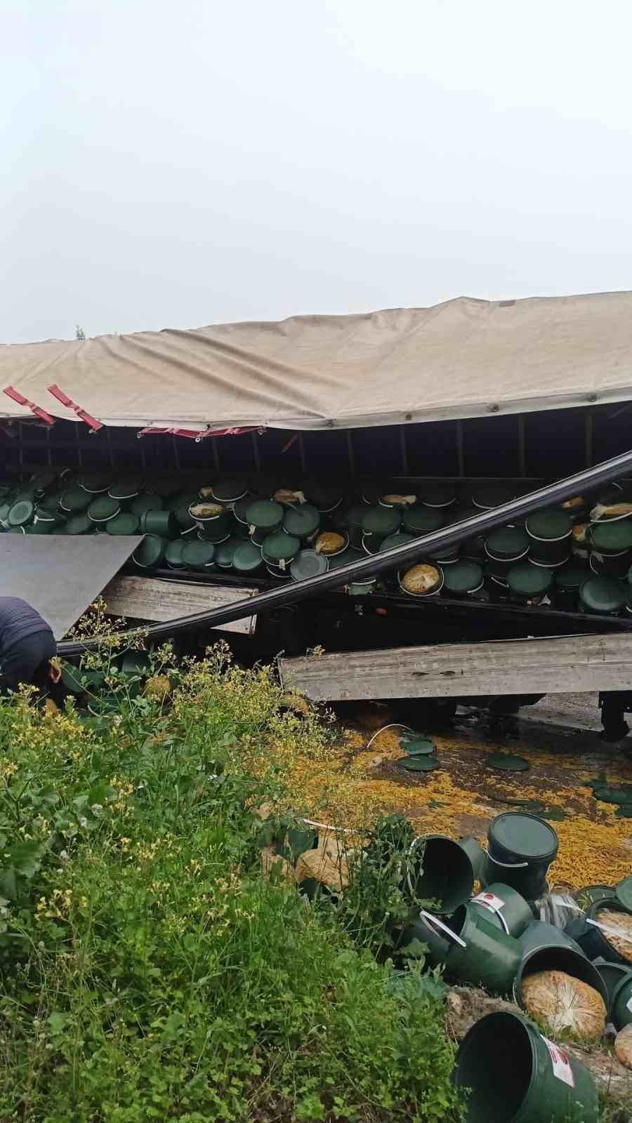 Turşu Yüklü Tır Devrildi, Karayolu Turşu Bidonlarıyla Doldu