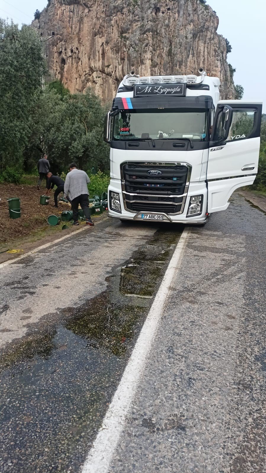 Turşu Yüklü Tır Devrildi, Karayolu Turşu Bidonlarıyla Doldu