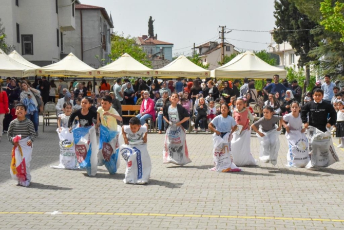 gecmisten-gunumuze-cocuk-oyunlari-oynandi1.jpg