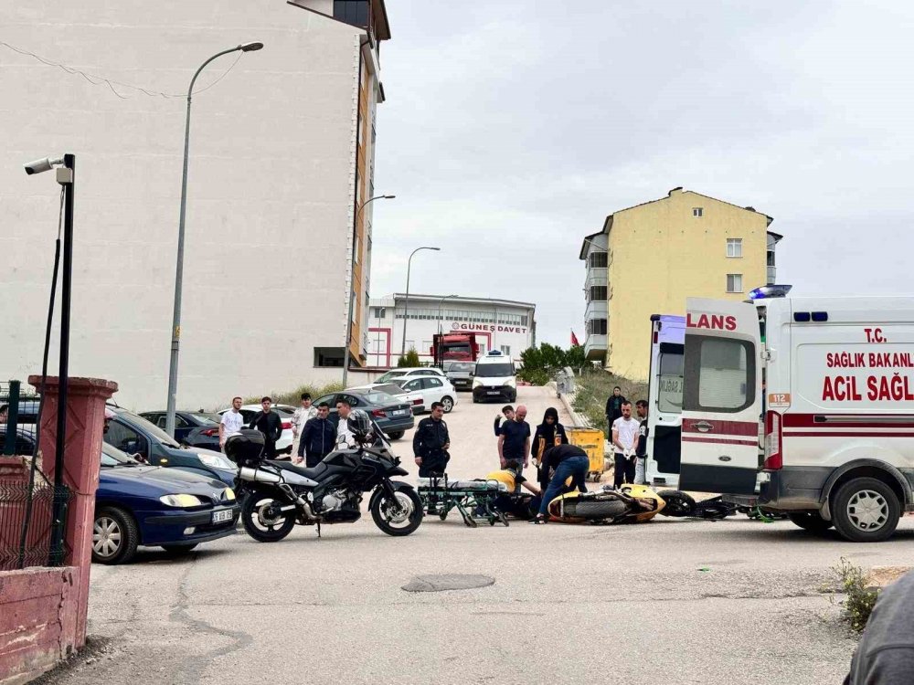 Motosikletlerin Çarpışması Sonucu 1 Kişi Yaralandı