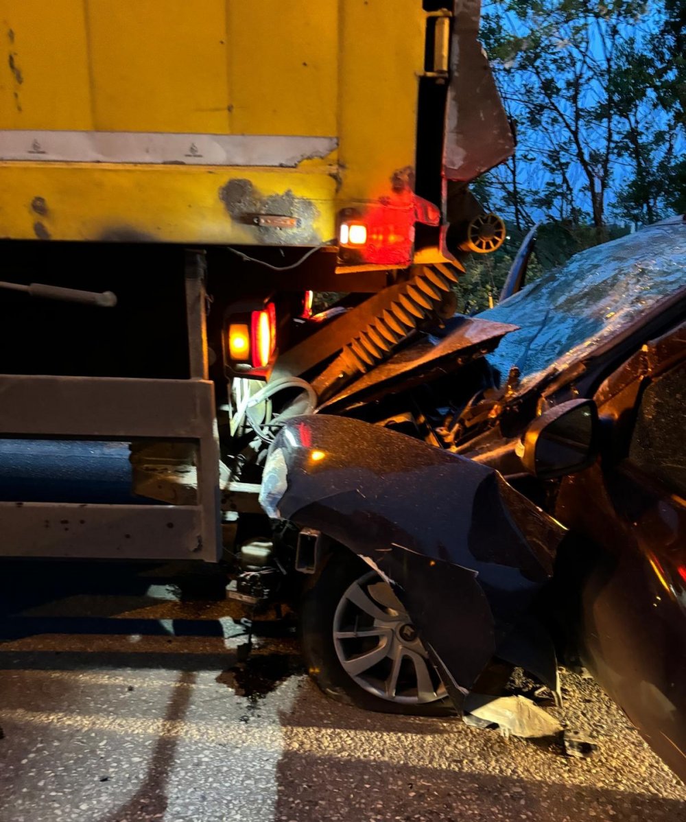 Otomobil, Ptt Kamyonuna Ok Gibi Saplandı: 1 Ölü, 2 Yaralı