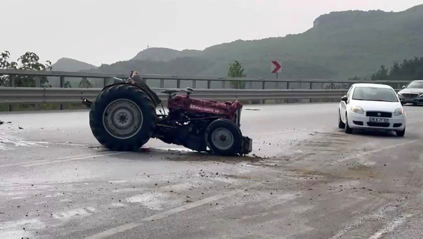 Traktör İle Otomobil Çarpıştı, 3 Kişi Yaralandı