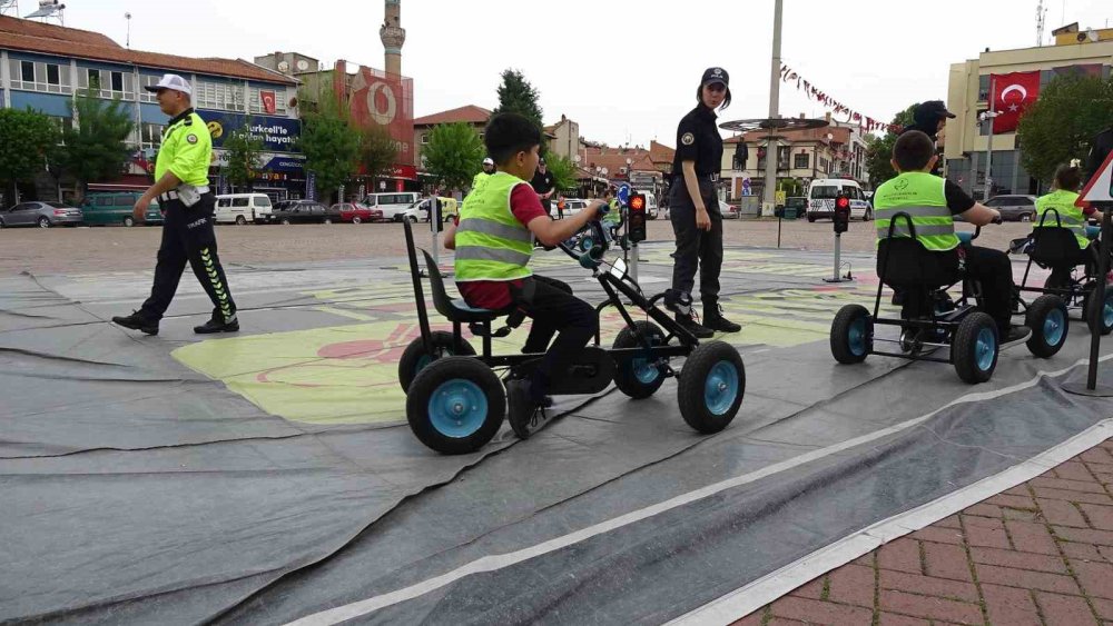 Mobil Trafik Eğitim Tır’ı İle Çocuklar Bilgi Edindi