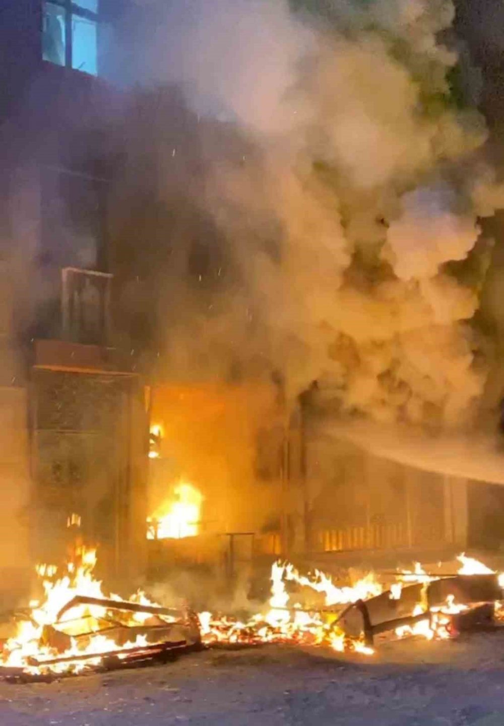 Mobilya Dükkanında Çıkan Yangın Evlere Sıçradı