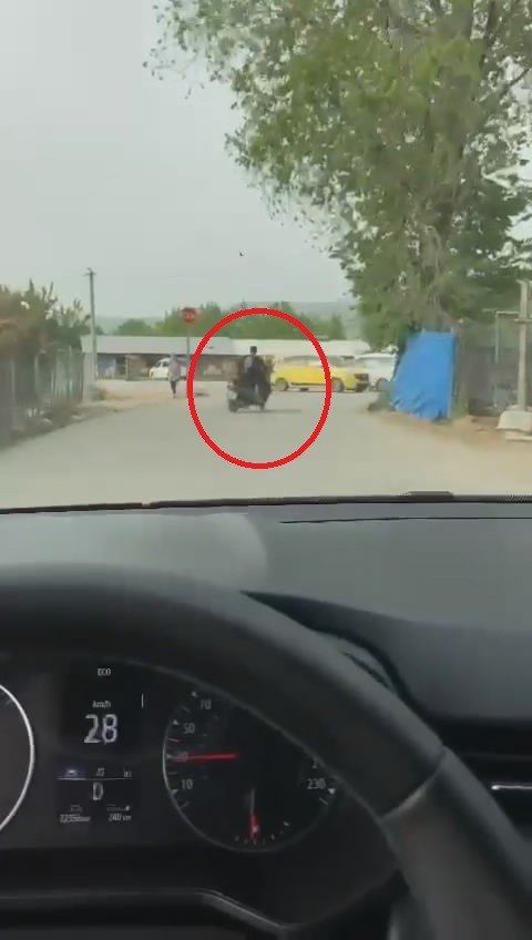 Motosikletiyle Ön Kaldırdı, Kayarak Yere Düştü