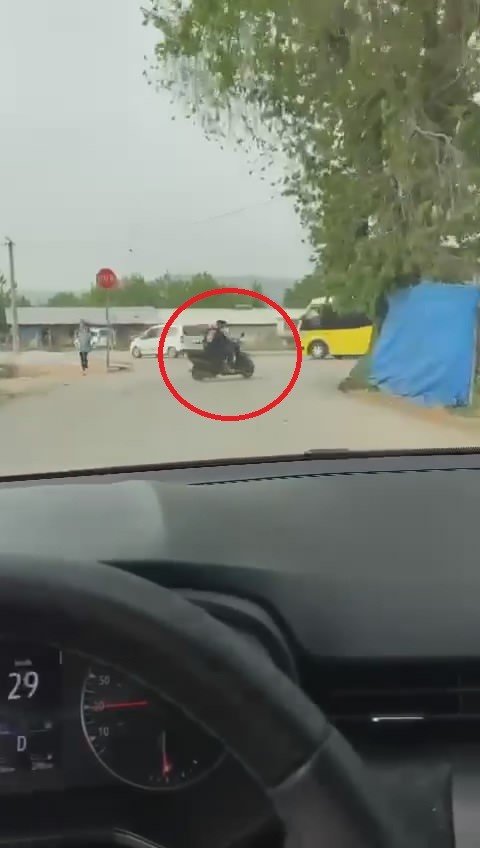 Motosikletiyle Ön Kaldırdı, Kayarak Yere Düştü