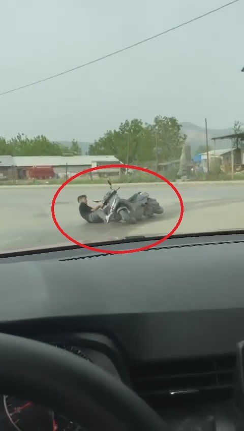 Motosikletiyle Ön Kaldırdı, Kayarak Yere Düştü