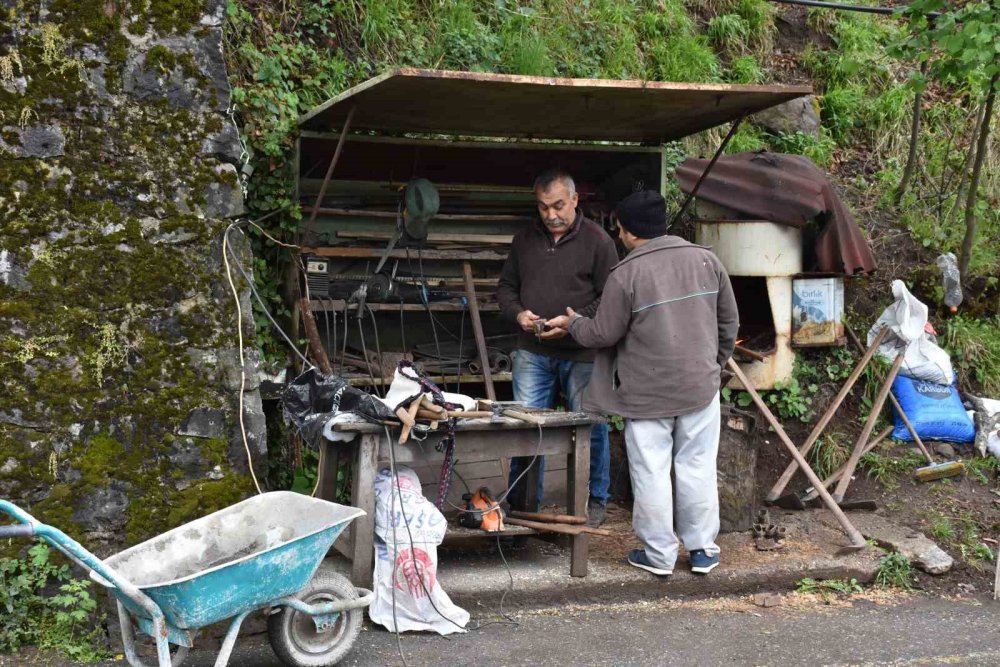 İlçe İlçe Dolaşıp Tamirat Yaparak Geçimini Sağlıyor