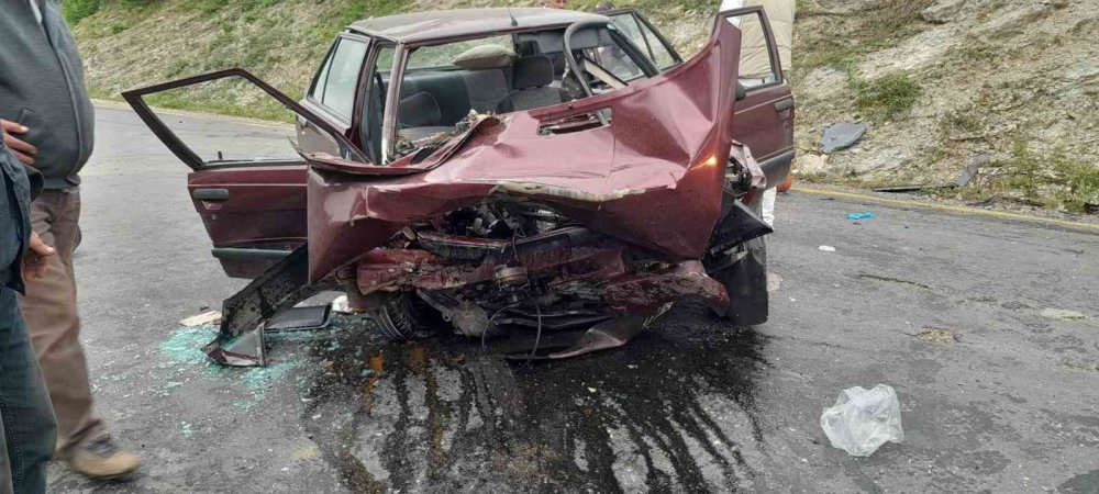 Otomobil İle Hafif Ticari Araç Kafa Kafaya Çarpıştı: 3 Yaralı