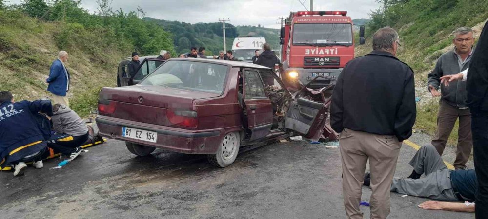 Otomobil İle Hafif Ticari Araç Kafa Kafaya Çarpıştı: 3 Yaralı