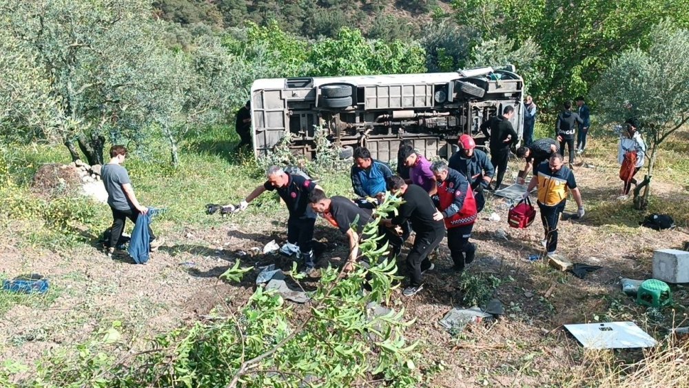 Üniversite Öğrencilerini Taşıyan Tur Otobüsü Şarampole Devrildi