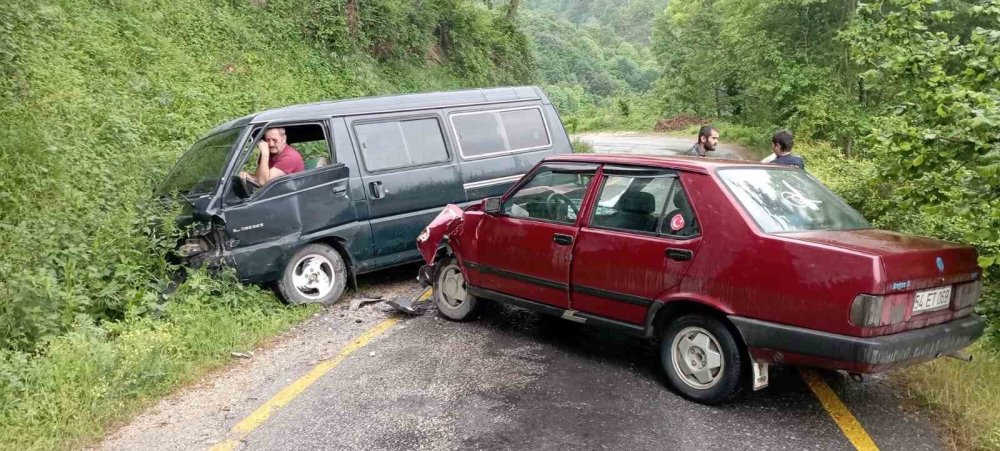 Minibüs İle Otomobil Çarpıştı: 3 Yaralı
