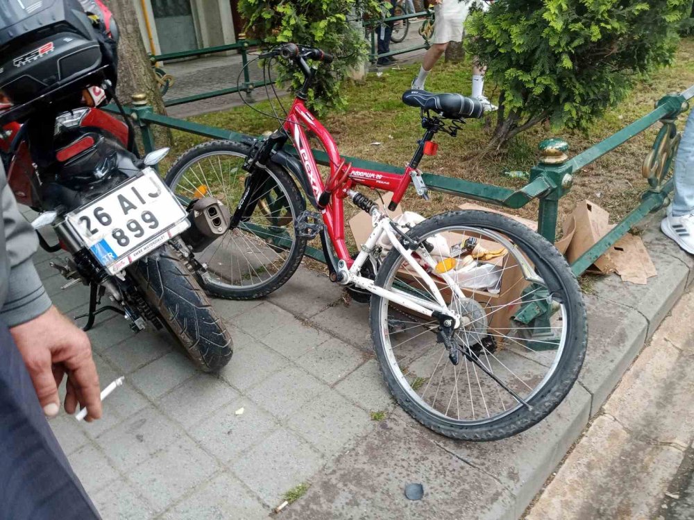 Motosiklet Bisiklete Çarptı: 2 Yaralı