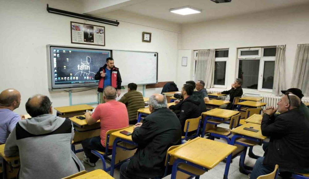 Üreticilere Meyve Ağaçlarında Aşılama Ve Budama Kursu