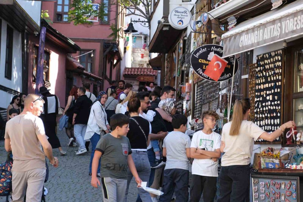 Yerli Turist Yoğunluğu Esnafın Yüzünü Güldürdü