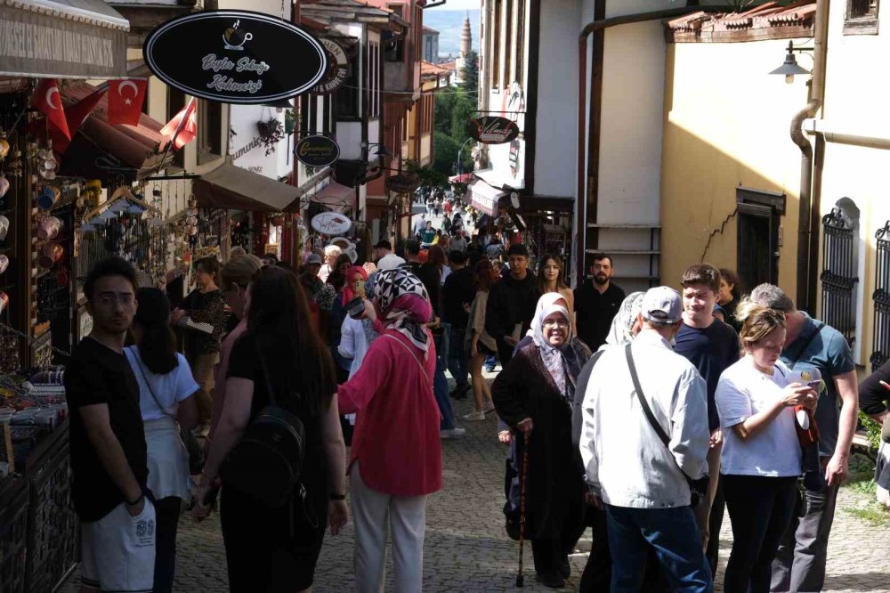 Yerli Turist Yoğunluğu Esnafın Yüzünü Güldürdü